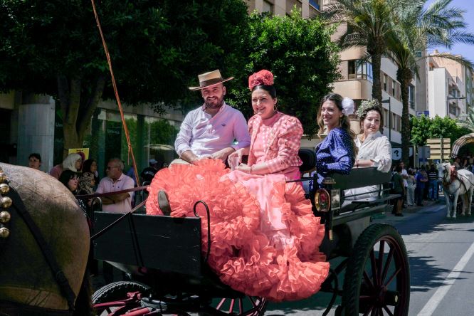 49 carrozas y más de 100 caballos y carruajes han participado en el desfile que ha congregado a miles de personas a su alrededor y que ha vuelto a engalanar las calles en el día grande de las Fiestas en honor a San Marcos