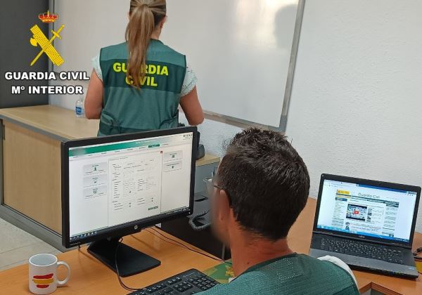 La Guardia Civil de Almería detiene a tres personas por contratar cientos de pólizas de seguro de forma fraudulenta