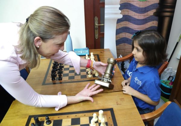  María José Martín visita el Club Ajedrez Ejido y felicita a Natalia Sosa por su reciente triunfo en el Campeonato de Andalucía sub 8