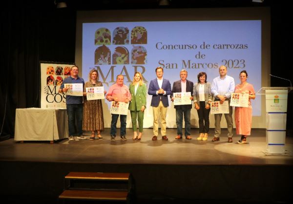 Los ganadores del Concurso de Carrozas de San Marcos 2023 reciben sus diplomas y premios.