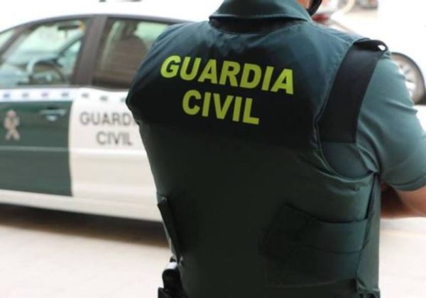 La Guardia Civil detiene en Vícar a dos personas como autor de un delito de contra la salud pública y otro de defraudación de fluido eléctrico