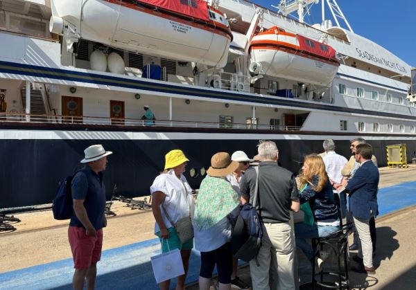 El Puerto de Almería recibe por primera vez la visita del crucero de lujo SeaDream II