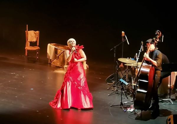 Pasión Vega pone la voz a la palabra de García Lorca en el espectáculo ofrecido en el Auditorio de Roquetas