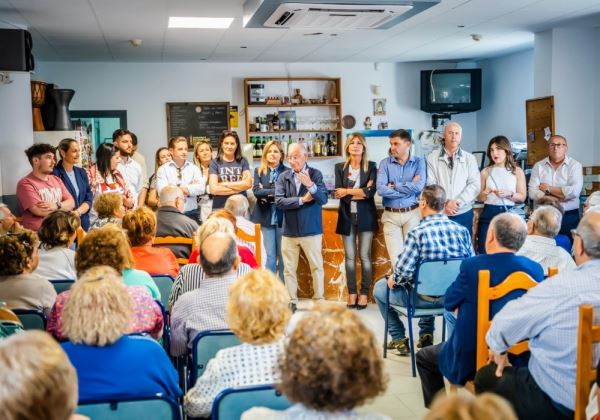 Amat reúne a los vecinos de Las Marinas con su “gestión de estos años como tarjeta de visita”