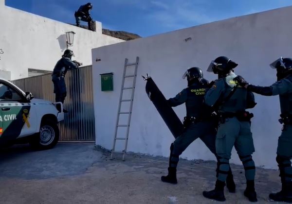 La Guardia Civil detiene en Roquetas de Mar a 6 personas por un delito contra la salud pública y otro por defraudación de fluido eléctrico
