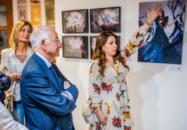 Alumnos de los talleres municipales de pintura, cerámica y fotografía exponen en el Castillo de Santa Ana