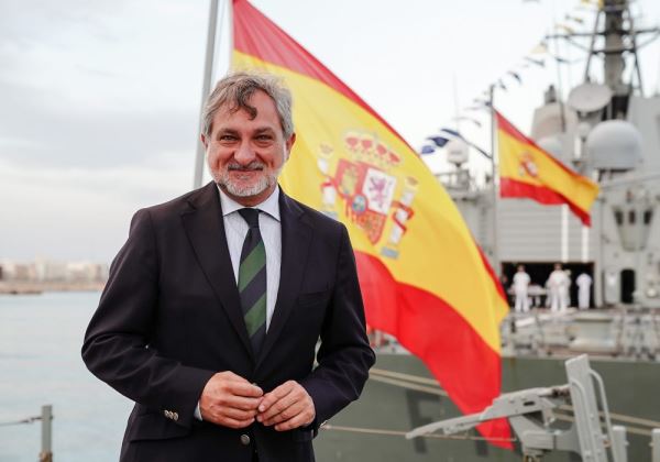 La Fragata Canarias realiza el Acto de Arriado Solemne de Bandera en el Puerto de Almería