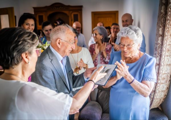 El alcalde entrega una distinción a Clotilde Vargas, la vecina de mayor edad de Cortijos de Marín