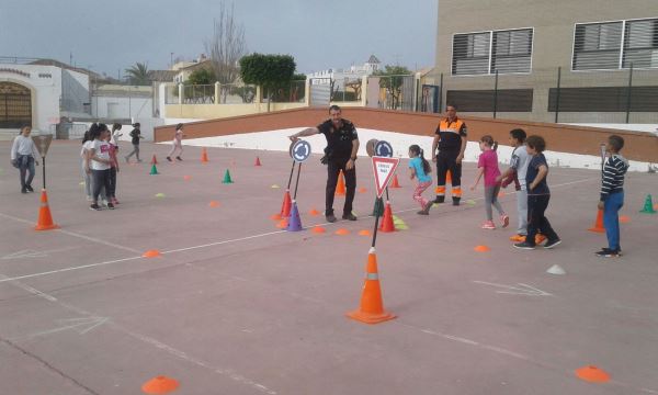 Exhibiciones de la unidad canina y talleres de Seguridad Vial en los colegios veratenses