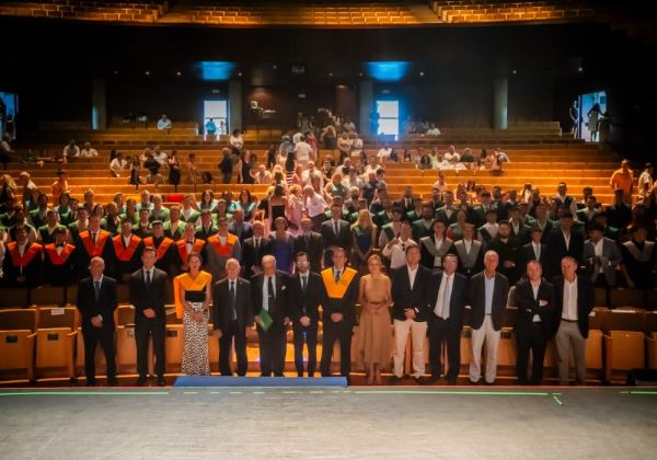 El Teatro Auditorio de Roquetas de Mar acoge el acto de clausura e imposición de becas al alumnado de Campomar