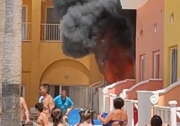 Bomberos del Poniente sofocan un incendio en el Hotel Mediterráneo Bay & Resort de Roquetas de Mar