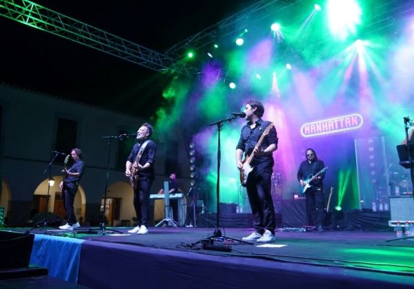 El grupo Café Quijano lleva ‘Manhattan’ a la Plaza Porticada de Berja