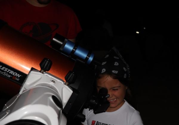 El cielo ejidense conquista a los visitantes del Castillo de Guardias Viejas: rotundo éxito de la Noche de Estrellas, con 600 asistentes de numerosas procedencias