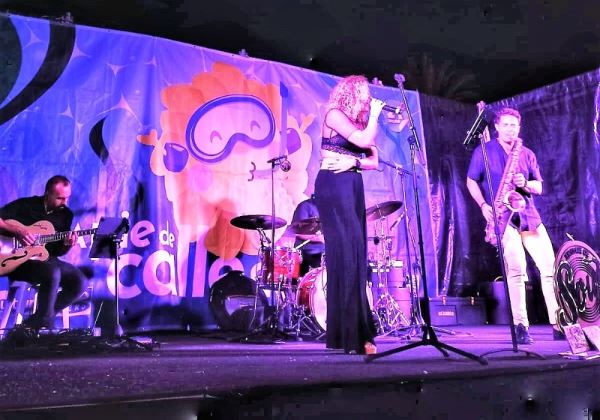 La formación En clave de soul ofrece un espectacular concierto en la zona de Villa África en Aguadulce