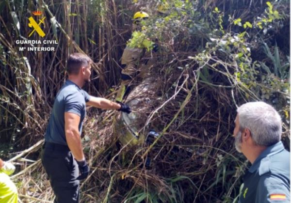 La Guardia Civil auxilia a una mujer atrapada en su vehículo tras caer por un barranco