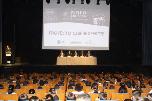 Medio millar de estudiantes ejidenses participan en la entrega de los carnés de Ciberexpert@s de Policía Nacional