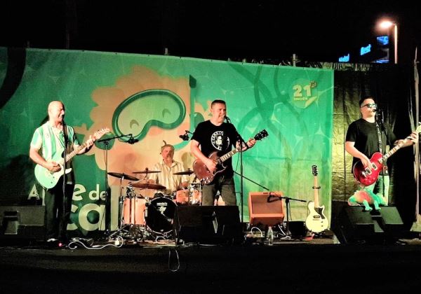 Los Camaleones Rock llevan la marcha y la buena música hasta la Urbanización de Roquetas de Mar