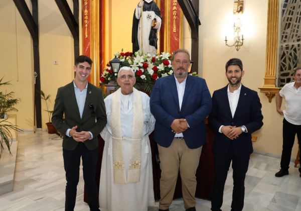 El barrio de Santo Domingo honra a su patrón con una solemne misa y con la procesión de la imagen por sus calles