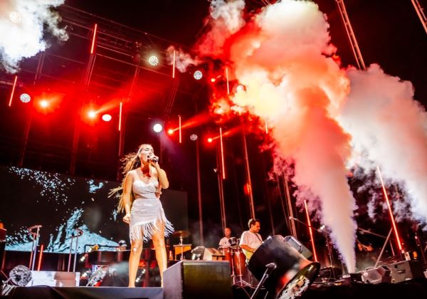 India Martínez repasa sus grandes temas durante dos horas en su concierto en Playa Serena II en Roquetas