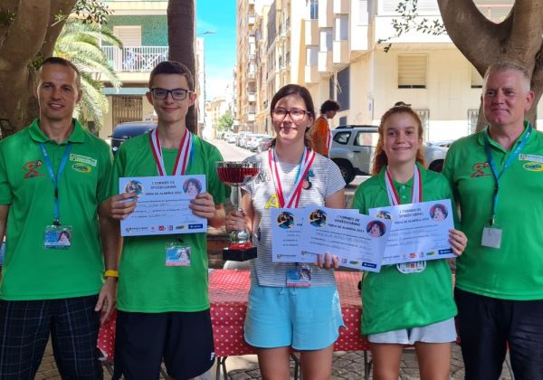 M.ª Ángeles Rubí y Arturo Mañas, primeros campeones de Speedcubing en el torneo de Feria