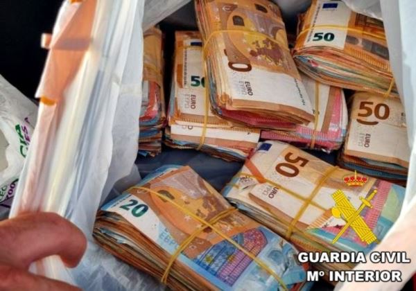 La Guardia Civil aprehende 107.785 euros en metálico que ocultaba un conductor en el interior del vehículo tras cometer una infraccion