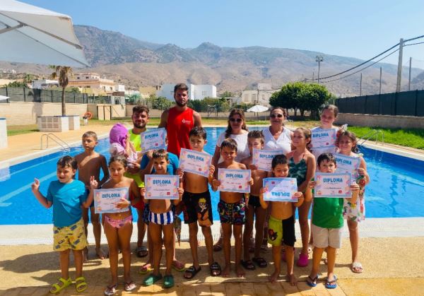 Entrega de diplomas a los alumnos de los cursos de natación de la Piscina Municipal de Dalías