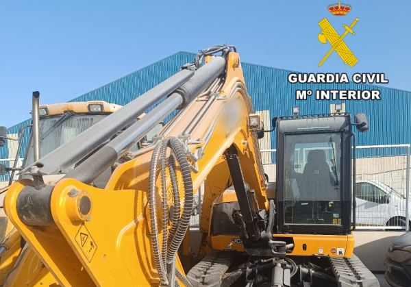 La Guardia Civil recupera en el Puerto de Almería dos máquinas pesadas por valor de 230.000 euros robadas en Francia
