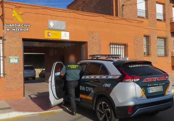 La Guardia Civil detiene en Olula del Río a un hombre que robó a una cajera de un supermercado con un arma blanca