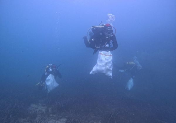 148 kilos de basura recogidos en la XVII limpieza de fondos marinos de Roquetas de Mar.