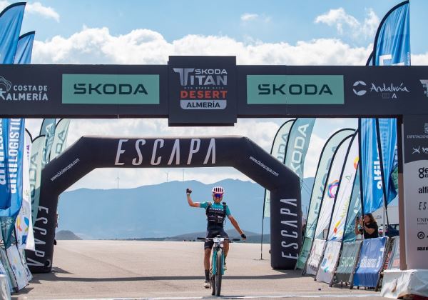 Pablo Guerrero y Tessa Kortekaas triunfan en la tercera etapa de la Škoda Titan Desert Almería 2023