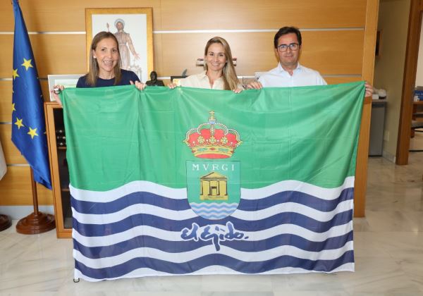 Alcalde de El Ejido entrega la bandera a María Escudero ante su participación en el Campeonato del Mundo de Ironman