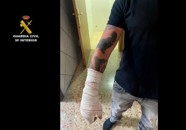 La Guardia Civil detiene en Balerma a dos personas que portaban un arma modificada y en actitud de encubrir su actividad