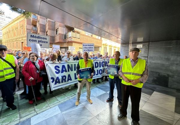 Unas 250 personas piden una sanidad  digna para La Mojonera