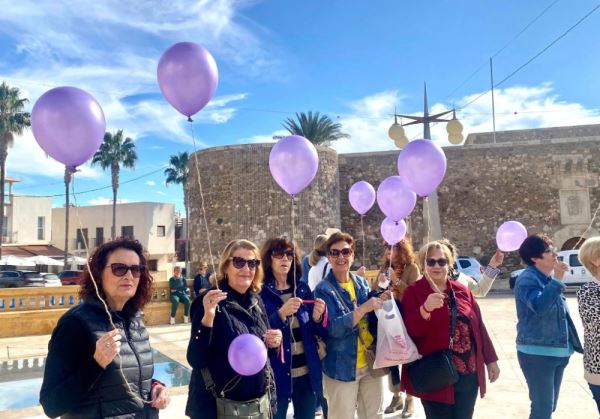 Lectura de manifiesto, suelta de globos, taller de autoestima y teatro para el #25N en Carboneras