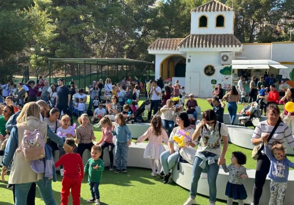 Centenares de familias celebran el Día de la Infancia en el Parque Loquilandia de Huércal de Almería