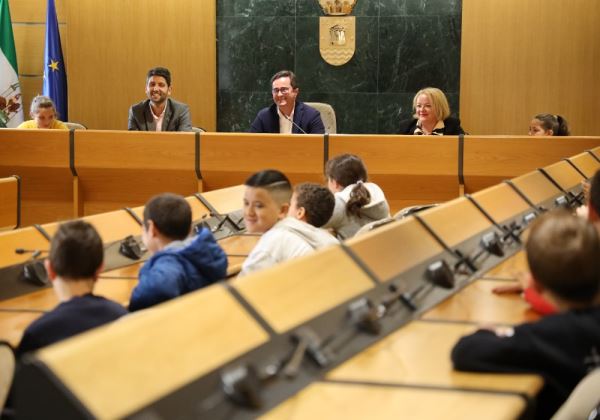 Alumnado de ocho años del CEIP Diego Velázquez conoce su Ayuntamiento en un Pleno infantil por el Día de la Constitución y el 50º aniversario del colegio