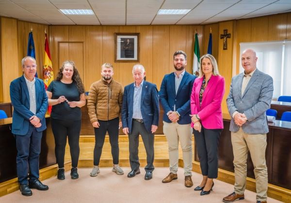 El alcalde de Roquetas de Mar firma los contratos para la concesión de dos establecimientos de hostelería en el municipio