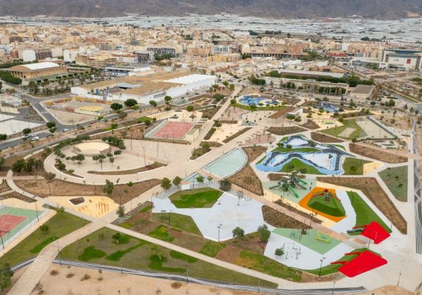 El Gran Parque de las Familias de El Ejido abre sus puertas como un espacio deportivo, lúdico y cultural de referencia en la provincia con 7 hectáreas y una inversión de 5,7 millones de euros
