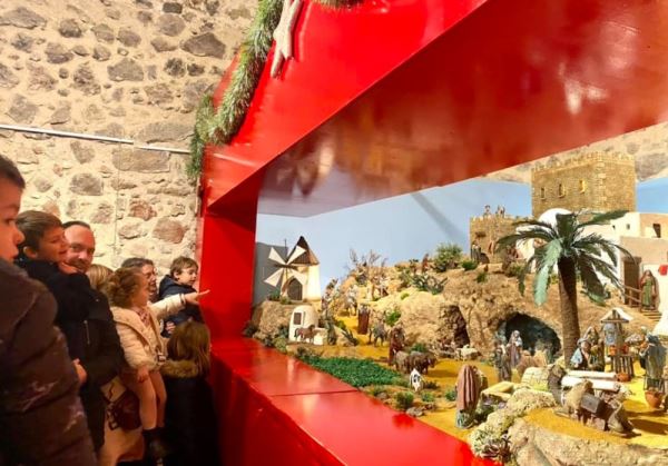 Así arranca la Navidad en Carboneras Taller infantil navideño, el encendido de luces, apertura del Belén Municipal o el taller de receta de roscón de reyes forman parte de la programación