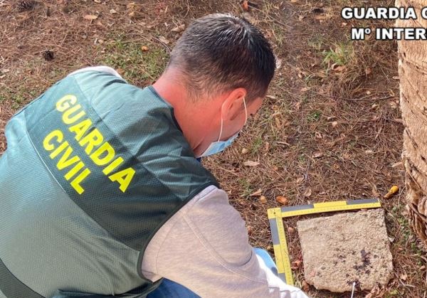 La Guardia Civil detiene a dos personas por agredir gravemente a un hombre en Adra para robarle la recaudación de su negocio