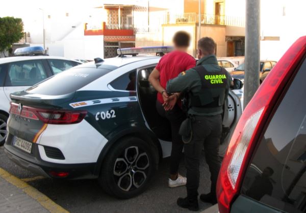 La Guardia Civil detiene al autor del robo, por el método del tirón, de los bolsos de dos mujeres en Campohermoso - Níjar