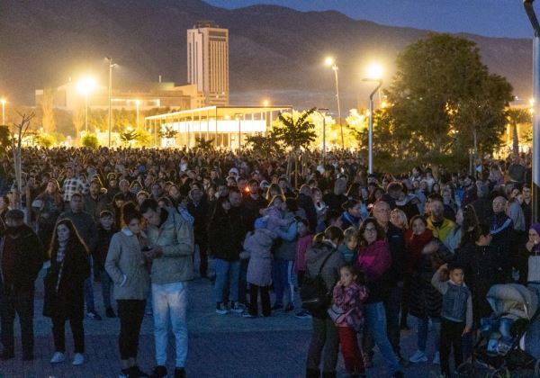 Un espectáculo visual aéreo con 200 drones encandila al público de El Ejido en el Parque San José