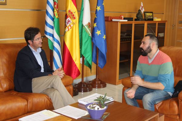 Francisco Góngora mantiene un encuentro con el cineasta ejidense Antonio Morales antes de la proyección de 'Marisa en los bosques'