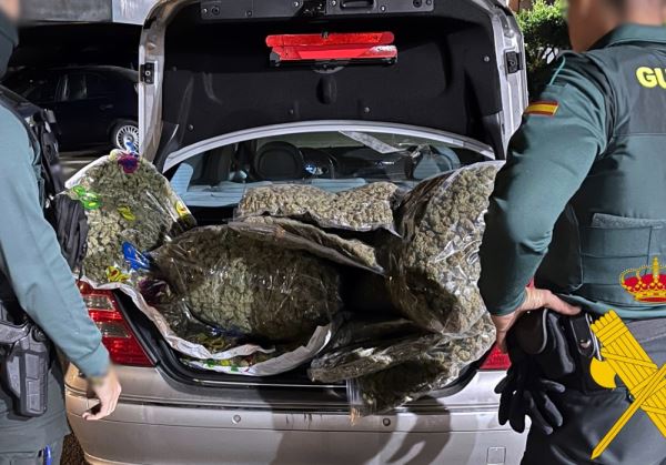La Guardia Civil detiene al conductor de un vehículo que circulaba a gran velocidad y con el maletero cargado con grandes bolsas de marihuana