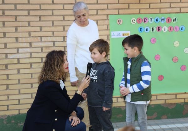 La edil Delia Mira respalda el V Certamen de Fotografía por el Respeto y la Igualdad de la Escuela Gabriela Mistral de El Ejido