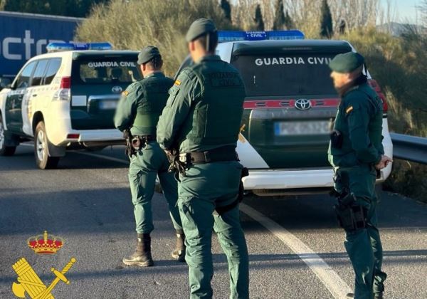 Una rápida actuación de la Guardia Civil permite en una misma noche auxiliar a las víctimas de un incendio en una vivienda y detener a un conductor ‘kamikaze’