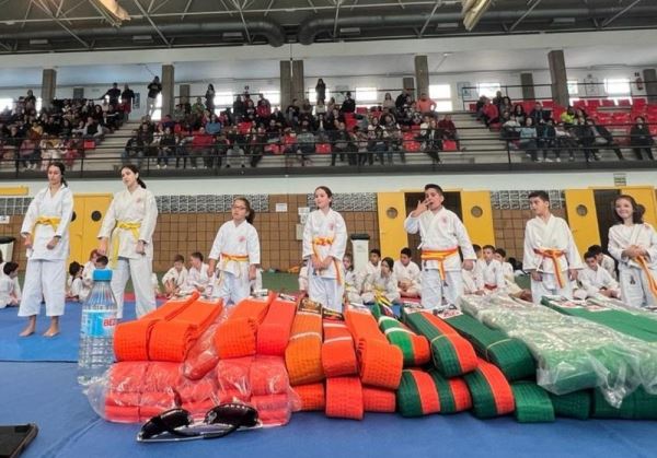 Graduación de los karatecas del club Scorpio Kárate en el Pabellón de Deportes de Balerma