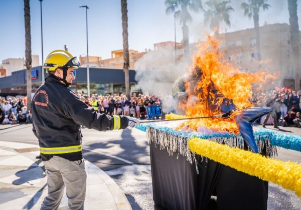 Roquetas de Mar y El Parador despiden la tradicional fiesta de Carnaval con el Entierro de la Sardina