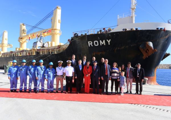 El Puerto de Carboneras acoge el bautismo del granelero Romy