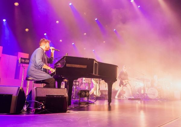 Pablo López realiza un extenso recorrido por sus grandes éxitos en su concierto en Roquetas de Mar